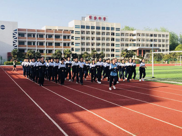 阳光跑操跑出精彩怀乡中学举行跑操比赛