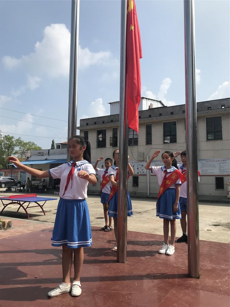 桥东小学举行2018年下学期第一次升旗仪式暨开学典礼