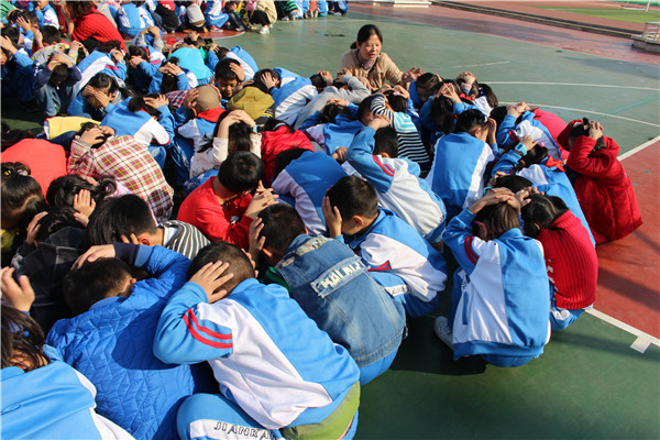 会紧急避险,学校每年都会组织2次以上的逃生演练活动,让学生掌握包括