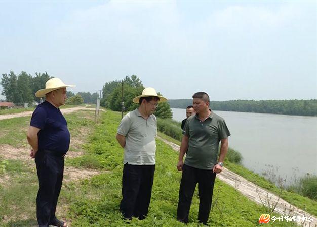 6月27日,华容县委常委,宣传部长张大宏到梅田湖镇调研防汛备汛工作.